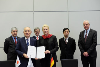 Photo: MOU with DLR