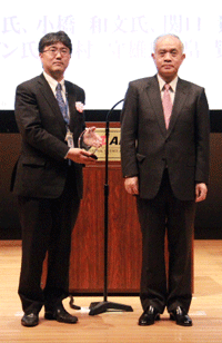 受賞者代表（山田 健郎）（左）と中鉢理事長（右）の写真