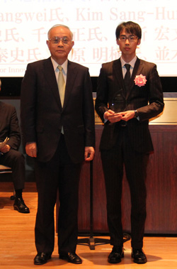 受賞者代表（鈴木 恵治郎）（右）の写真