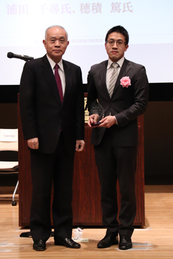 受賞者代表（浦田 千尋）（右）の写真