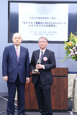 受賞者代表（奥村 元）（右）と中鉢理事長（左）の写真