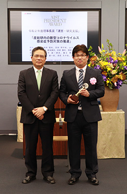 受賞者代表（橋本 卓也）（右）と石村理事長（左）の写真