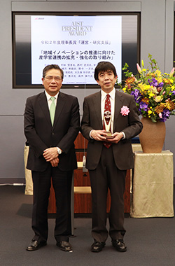受賞者代表（前田 英司）（右）の写真