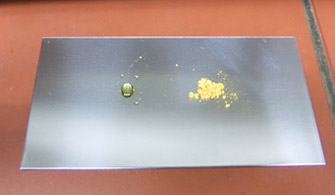 透明化した接着剤（左：今回のアントラセン系、右：これまでのアゾベンゼン系）の写真