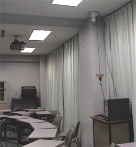 教室に設置されているサーバ、カメラの横の写真