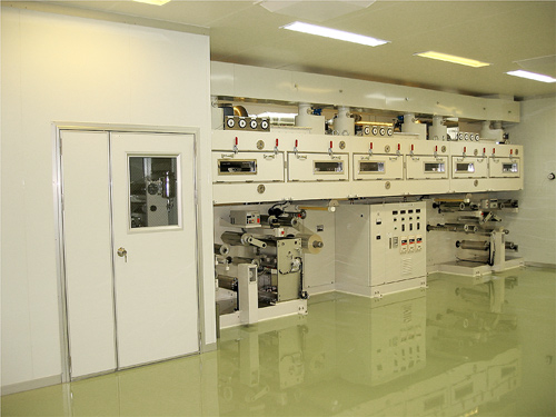 多機能複合フィルム化研究設備（塗工成膜室）写真