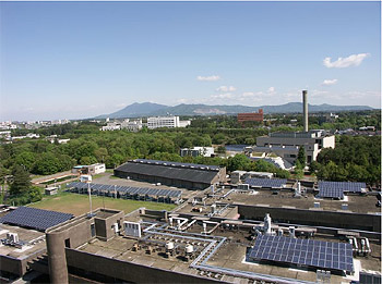 屋上設置の太陽光発電システムの写真