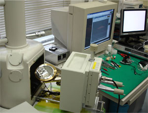 SEM内蔵型ナノ加工機の写真