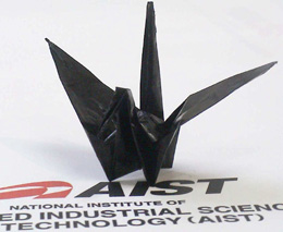 高品質SWNTのシートで作製した折り鶴の写真
