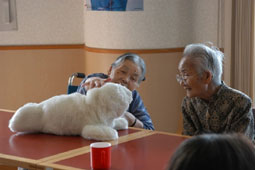 介護老人保健施設「豊浦」でのロボット・セラピーの写真