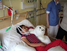 小児病棟でのロボット・セラピーの写真