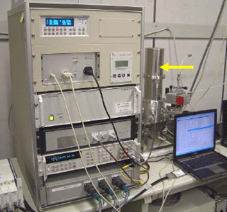 10 Vの出力を持つデスクトップ型量子化電圧発生装置の写真