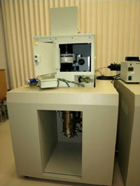 試作した大気圧走査電子顕微鏡の写真