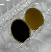 異なる種類の有機系薄膜をコーティングした水晶振動子の写真