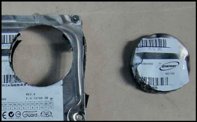 切り抜かれた円盤状のボイスコイルモーター部分の写真