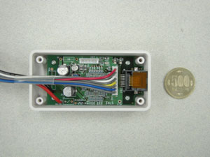 開発した電力計測器の写真（右：信号処理部）