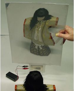 電池をつなぐだけで駆動できる調光ミラーシートの写真