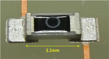 開発した導電性接着剤で接合したチップの写真