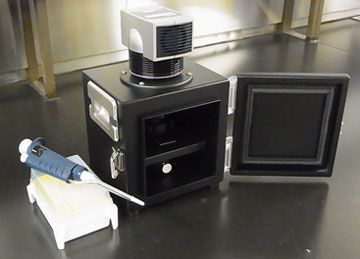 NEDO委託事業にて平成25年11月に試作したV溝バイオセンサーシステムの写真