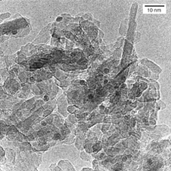 ポリオール還元後の触媒のTEM像図中の黒い粒子が白金ナノ粒子の写真