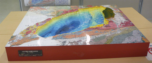 大阪平野の基盤深度模型の写真