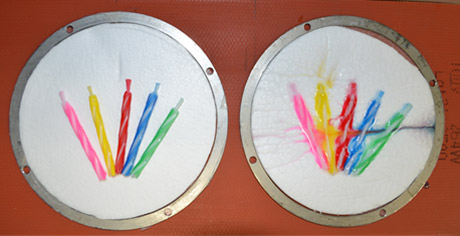 （左）ヒーターで110 ℃に加熱しても、ポリプロピレン・シリカエアロゲル複合断熱材（2 mm厚）上のロウソクは溶けない。（右）同じ厚さのポリプロピレン発泡体上のロウソクは溶けた写真