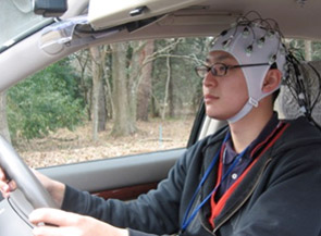 運転中の脳活動計測の写真