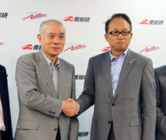 （左）産総研 中鉢理事長　（右）鹿島アントラーズ　庄野代表取締役社長の写真