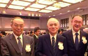 左から湯村首席研究員、中鉢理事長、畠研究センター長の写真