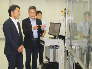 ライフサイエンス実験ロボット「まほろ」の実演をご覧になる中川政務官(左) の写真