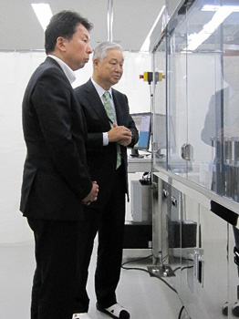 ライフサイエンス実験ロボット「まほろ」の実演をご覧になる大串政務官(左)の写真