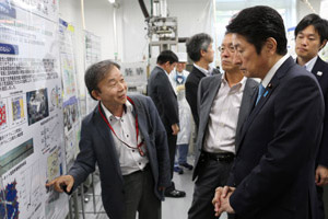 「高い安全性と信頼性をもつ全固体電池」の説明をお聞きになる松山大臣（右）の写真