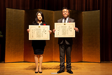 (右）情報技術研究部門　花岡 悟一郎　グループ長と（左）早稲田大学　岩村 佳奈　教授の写真