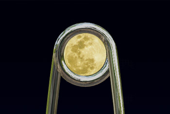 安全ピンの穴から月を見たイメージ図