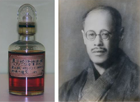 左から、油脂サンプルの1本、辻本博士の肖像