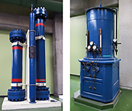 左から、東工試法アンモニア合成管、リンデ式空気液化分流器の写真