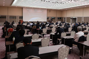 「講演会場全体」の写真