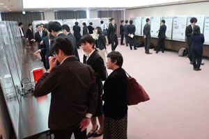 「ポスターセッションの様子」の写真