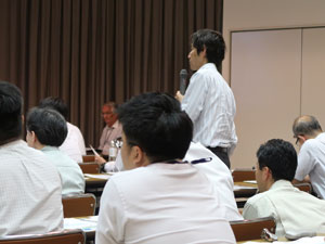 「質問の様子」の写真