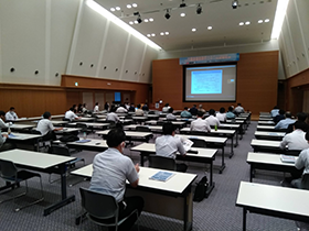「講演会の様子」の写真