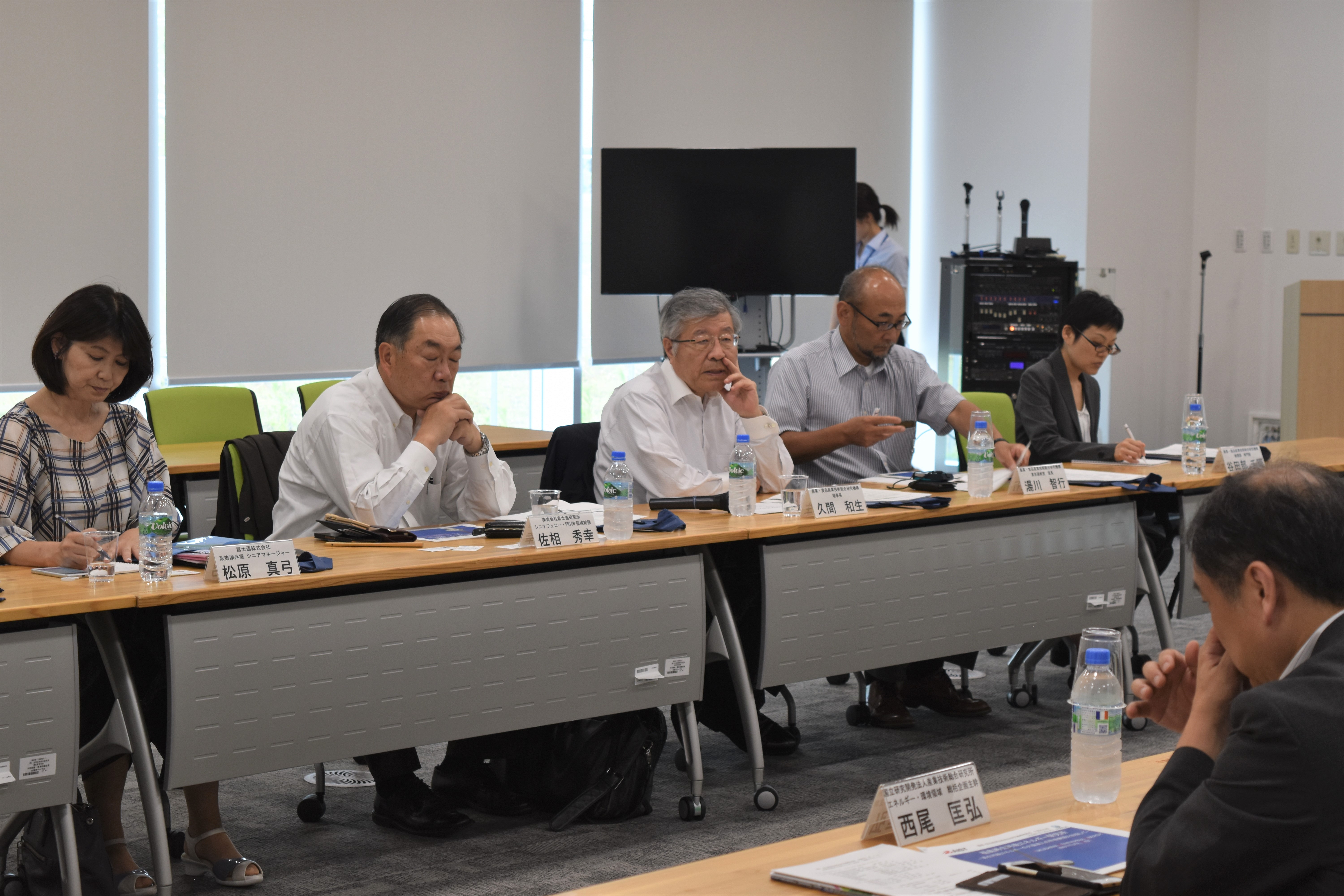 President Kazuo Kyuma (center) exchanging views.　　　