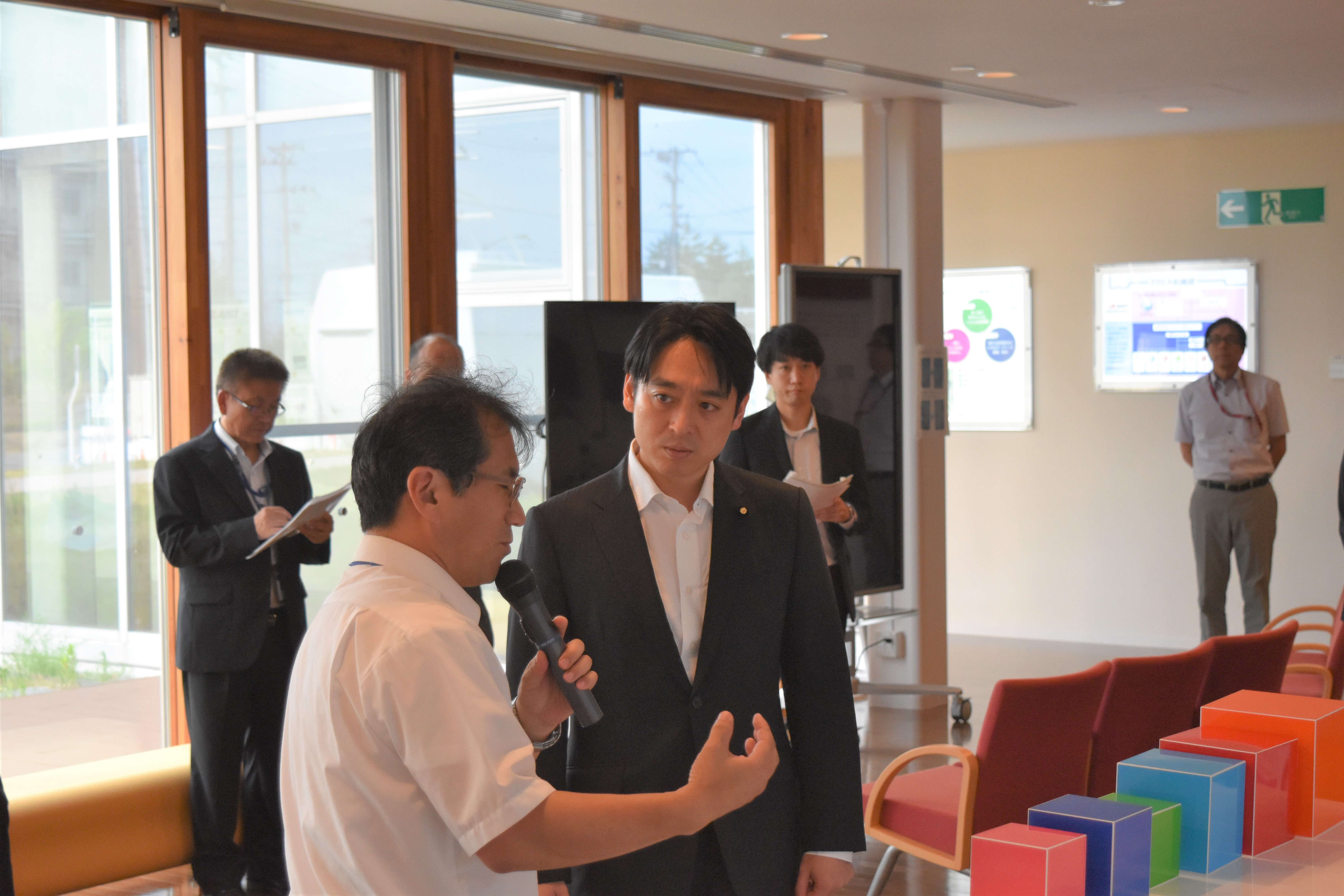 Parliamentary Vice-Minister Hiraki (center) listening to an explanation in the Energy Control Building.