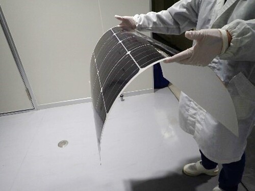 FREAの製造ラインで作製した結晶シリコン太陽電池のガラスレス軽量・フレキシブルモジュール