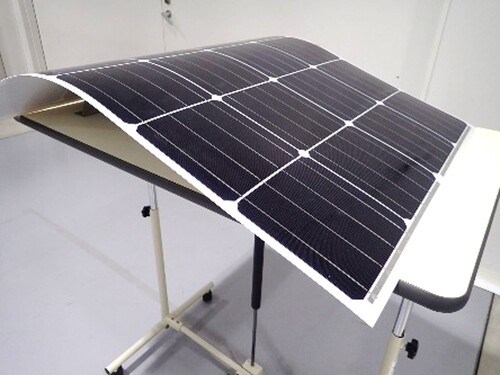 FREAの製造ラインで作製した結晶シリコン太陽電池のガラスレス軽量・フレキシブルモジュール