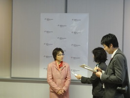 視察後、新聞社のインタビューに答える佐藤経済産業大臣政務官