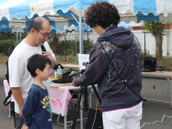 モデルウォークの分析結果の説明をする小林さん