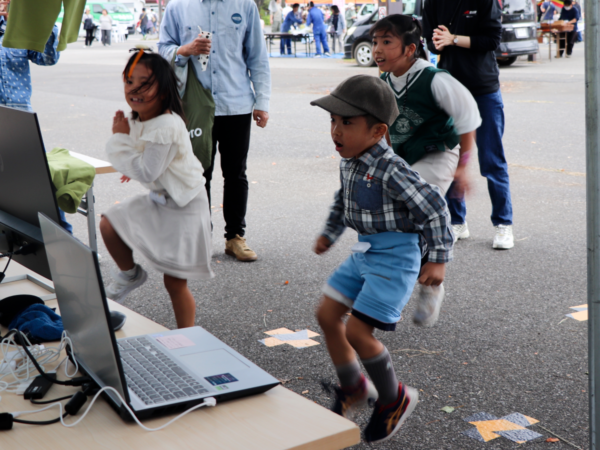 もも上げレースに挑戦する３きょうだい
