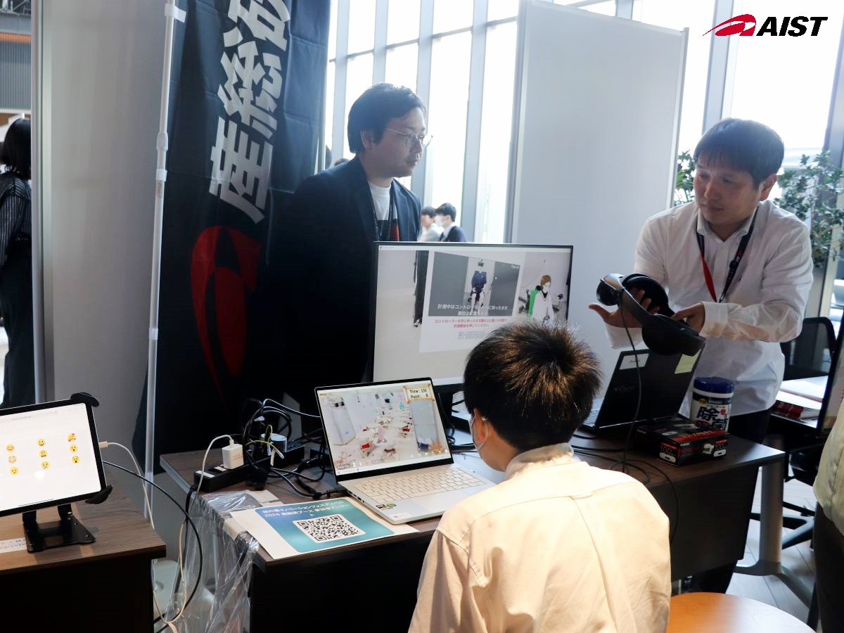 モニター上のバーチャル柏センターを探検するゲームを楽しむ来場者