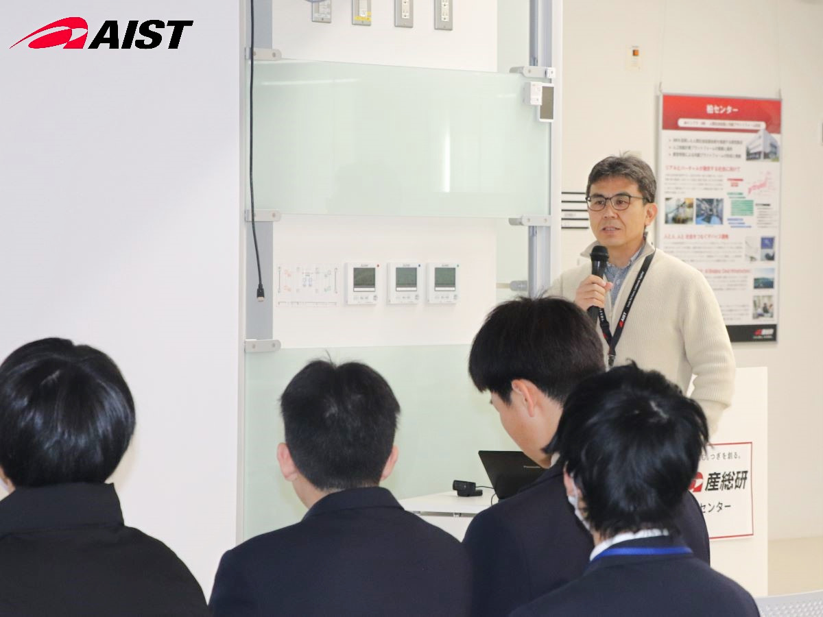 グループの研究テーマについて紹介するグループ長