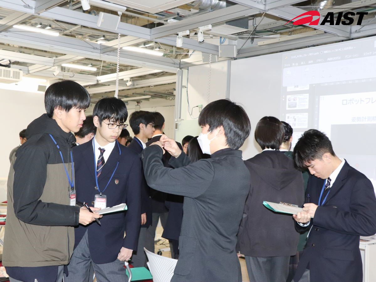 研究者に直接質問しメモを取る生徒さんたち